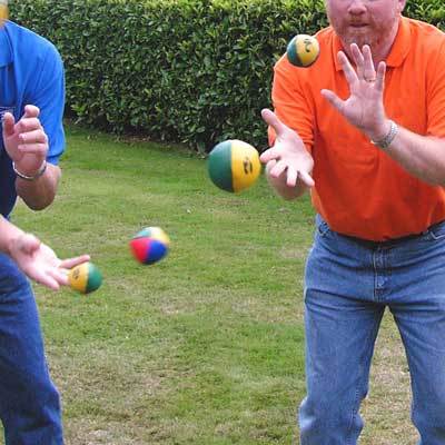 teambuilding spel group juggle